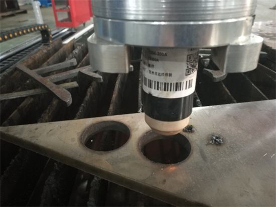 2018 Macchina per il taglio di metalli di CNC dell'acciaio inossidabile del plasma 1300 * 2500mm per ferro